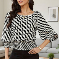 Waist-short-cut color-contrast print T-shirt