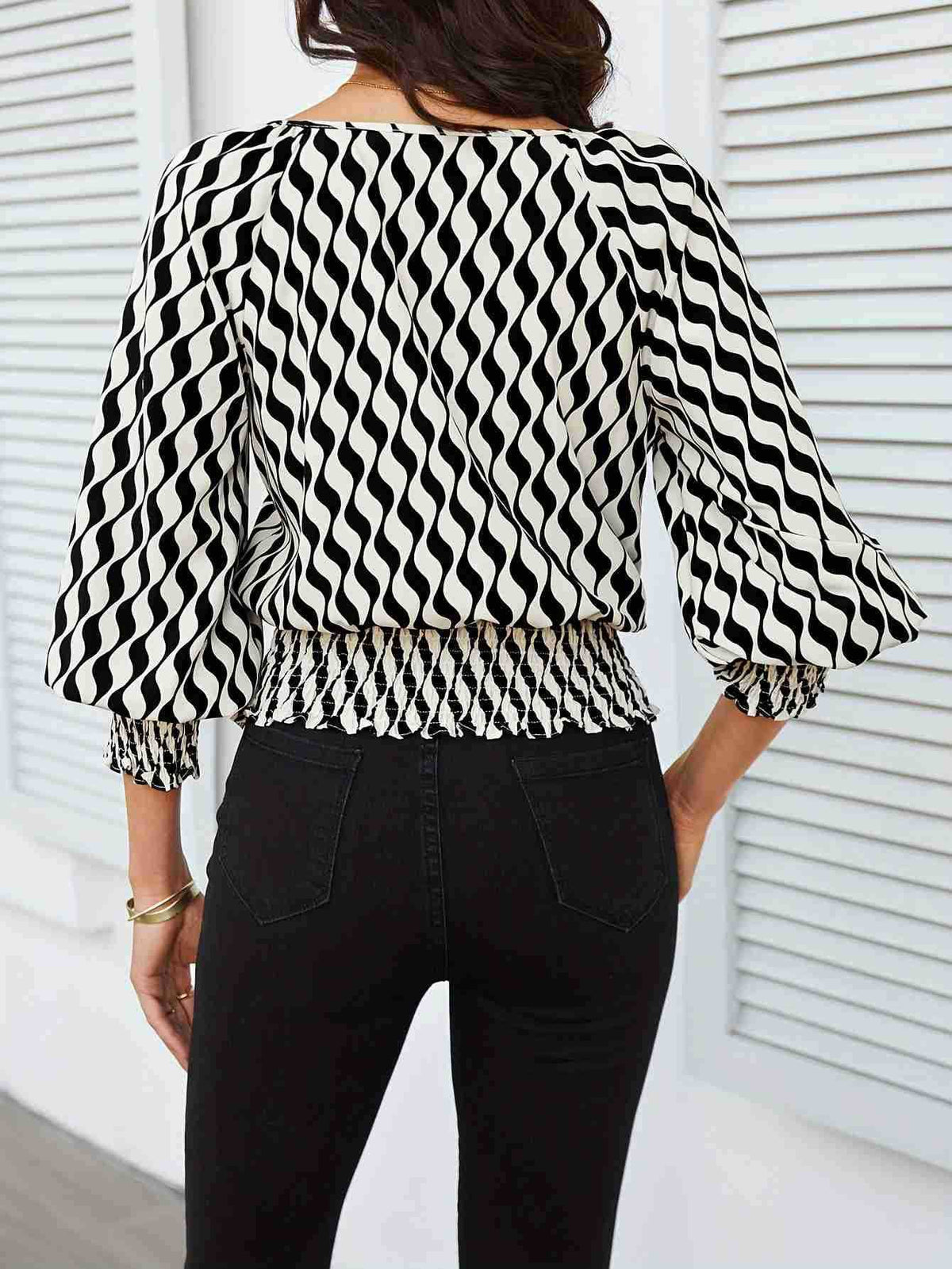 Waist-short-cut color-contrast print T-shirt