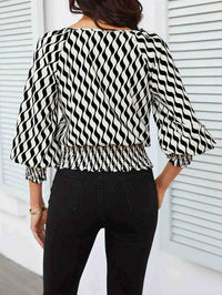 Waist-short-cut color-contrast print T-shirt