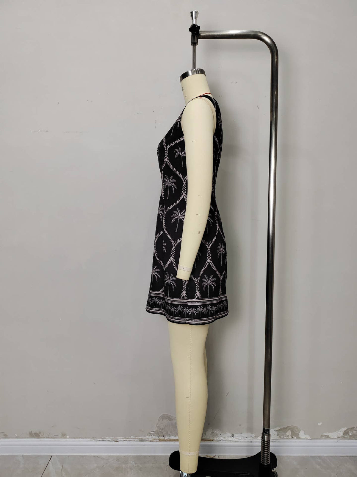 Short and elegant embroidered vest dress